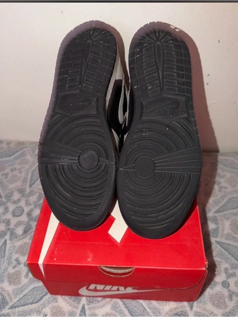 Air Jordan 1 shadow 2.0 men size 7 comes with replacement shoe box